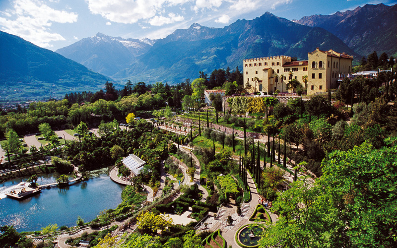 Il castello con il parco ed il laghetto delle ninfee